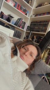 Mary-Alexandrine et avec mon cochon d'inde Swann à coté de la bibliothèque